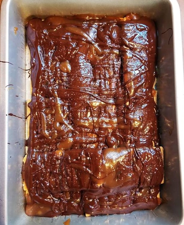 Salted Dark Chocolate Caramel & Graham Crackers